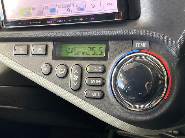 【オートエアコン】一度お好みの温度に設定すれば、車内の温度を検知し風量や温度を自動で調整。暑い&hellip;寒い&hellip;と何度もスイッチ操作をする必要はありません。快適な車内空間には必須の機能ですね♪