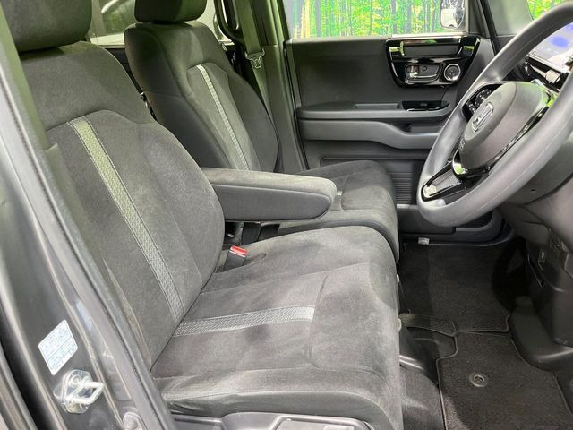 運転席まわりには十分なスペースがあり、大柄な方でもゆったり運転していただける環境です。