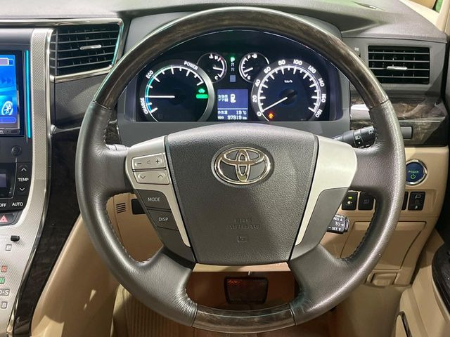 �C���e���A�ɍ��킹���f�U�C���̃X�e�A�����O�́A�^�]�������̂��Ƃ��l���A�^�]���₷���`��A�傫���ł��B�����x�A���ۂɐG���Ă��m���߂��������B