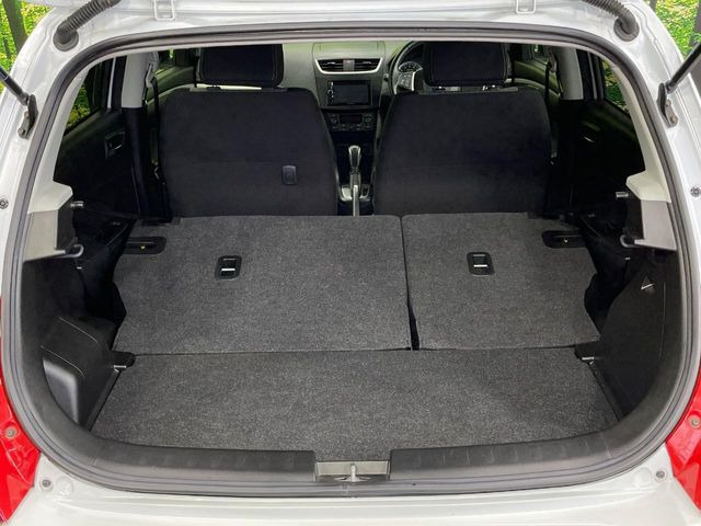 普段のお買い物や通勤、送迎等に十分な荷室スペースを確保しております。セカンドシートを倒すと、大きな荷物の積載も可能です♪