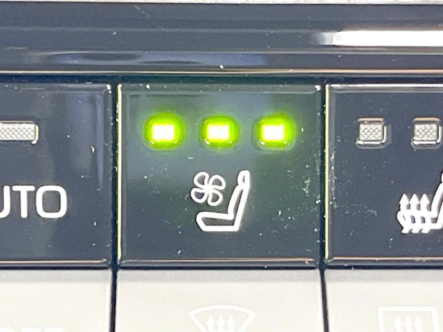 【シートヒーター&ベンチレーション】夏場は涼しい風でお尻や背中の熱やムレを防ぎ、冬はエアコンよりも早く温まってポカポカに!季節を問わず快適に過ごせます。