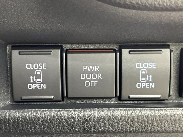 【両側パワースライドドア】スマートキーや運転席のスイッチで後席両側スライドドアの開閉が可能♪電動だから力を入れてドアを開ける必要が無く、小さなお子様でも簡単に開け閉めでき快適です♪