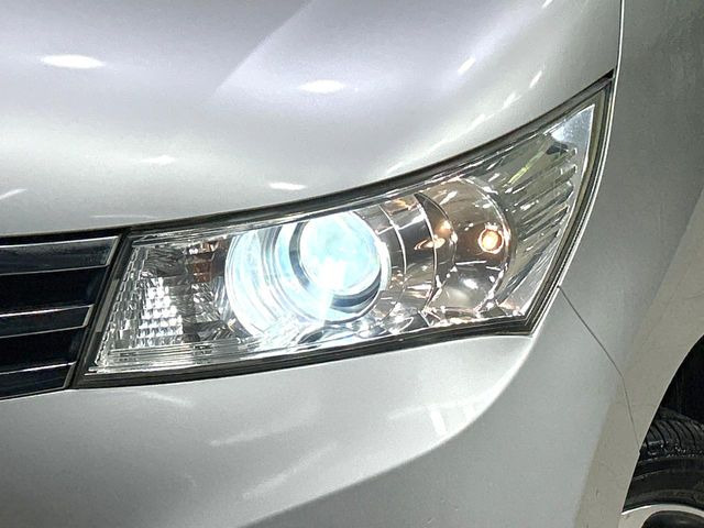 【HIDヘッドライト】非常に明るく前方を照らしてくれるので、悪天候や夜間の走行時も視界良好で安心してお乗りいただけます。