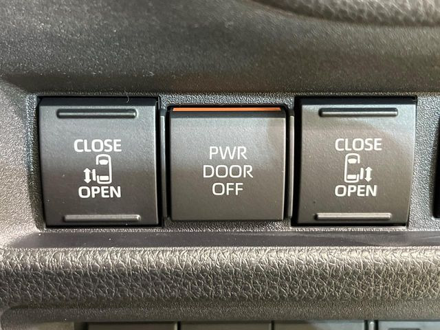 【両側パワースライドドア】スマートキーや運転席のスイッチで後席両側スライドドアの開閉が可能♪電動だから力を入れてドアを開ける必要が無く、小さなお子様でも簡単に開け閉めでき快適です♪