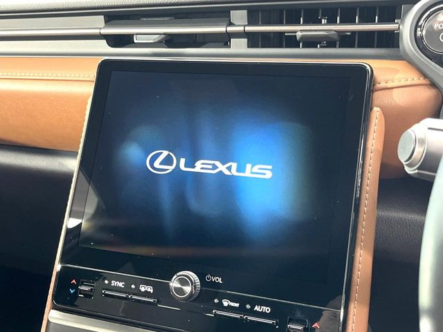 �y9.8�C���` �f�B�X�v���C�I�[�f�B�I�z���ʂ̃f�B�X�v���C��AppleCarPlay��AndroidAuto�����p�\�B�傫�ȉ�ʂŃX�}�z�i�r�A�v���������p���������܂���
