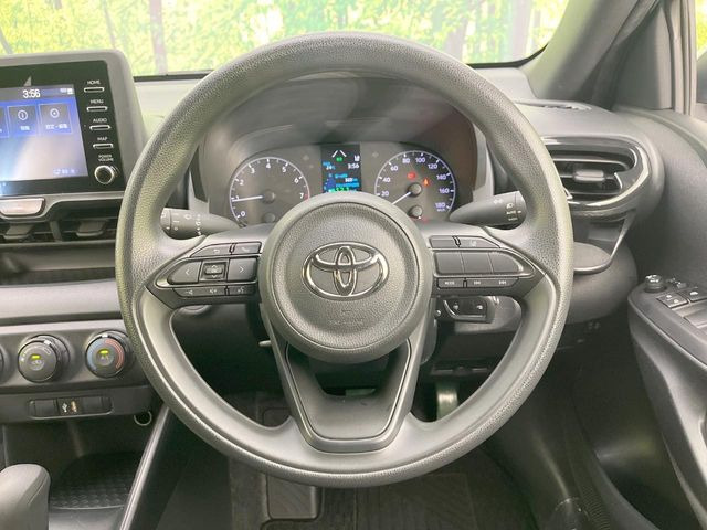 �C���e���A�ɍ��킹���f�U�C���̃X�e�A�����O�́A�^�]�������̂��Ƃ��l���A�^�]���₷���`��A�傫���ł��B�����x�A���ۂɐG���Ă��m���߂��������B
