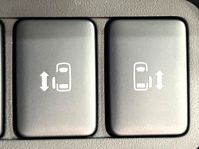 【両側パワースライドドア】スマートキーや運転席のスイッチで後席両側スライドドアの開閉が可能♪電動だから力を入れてドアを開ける必要が無く、小さなお子様でも簡単に開け閉めでき快適です♪