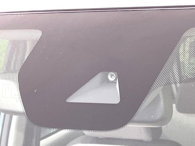 【三菱e-Assist】走行中に前方の車両等を認識し、衝突しそうな時は警報とブレーキで衝突回避と被害軽減をアシスト。より安全にドライブをお楽しみいただけます。