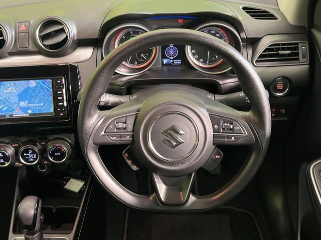 �C���e���A�ɍ��킹���f�U�C���̃X�e�A�����O�́A�^�]�������̂��Ƃ��l���A�^�]���₷���`��A�傫���ł��B�����x�A���ۂɐG���Ă��m���߂��������B