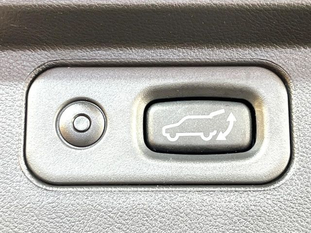 【パワーバックドア】スマートキーや運転席のボタンを押すだけでリアゲートが自動で開閉します!荷物を持っている時や、高い位置にあるバックドアを閉める際に便利な機能です♪