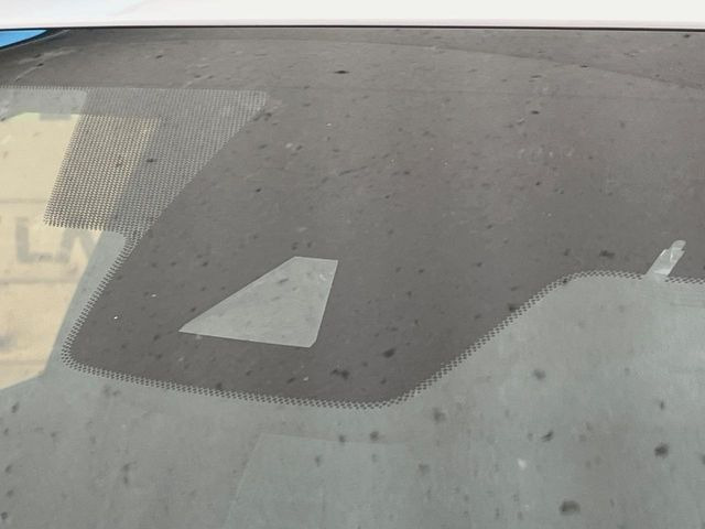 【プリクラッシュセーフティ】前方の車両等を検知し、衝突しそうな時は警報で注意を促し、ブレーキを踏む力をサポート。ブレーキを踏めなかった場合は衝突被害軽減ブレーキが作動、衝突回避をサポートします。