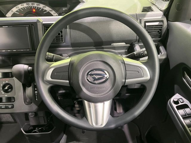 �C���e���A�ɍ��킹���f�U�C���̃X�e�A�����O�́A�^�]�������̂��Ƃ��l���A�^�]���₷���`��A�傫���ł��B�����x�A���ۂɐG���Ă��m���߂��������B