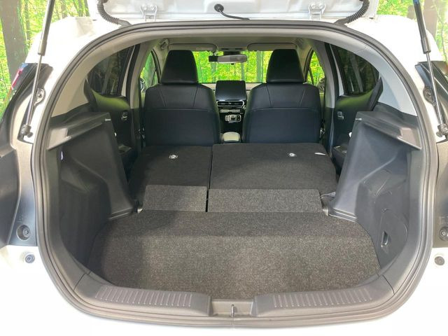 普段のお買い物や通勤、送迎等に十分な荷室スペースを確保しております。セカンドシートを倒すと、大きな荷物の積載も可能です♪