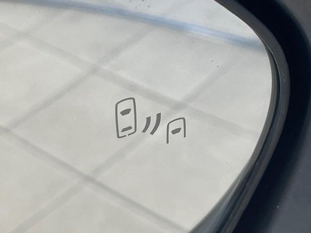 【ブラインドスポットモニター】走行中、ドアミラーの死角になりやすい箇所に後続車が接近するとサイドミラーのレンズに警告を表示!ドライバーに注意喚起をしてくれます。