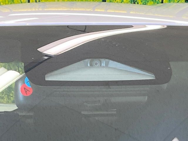 【トヨタセーフティセンス】走行中に前方の車両等を認識し、衝突しそうな時は警報とブレーキで衝突回避と被害軽減をアシスト。より安全にドライブをお楽しみいただけます。