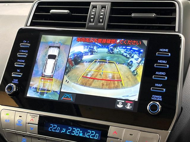 【マルチテレインモニター】車のフロントやサイドのカメラ画像を同時にモニター表示することで、悪路や狭い道を走行時でも周囲の状況確認ができ安心!本格SUVにうれしい装備です♪