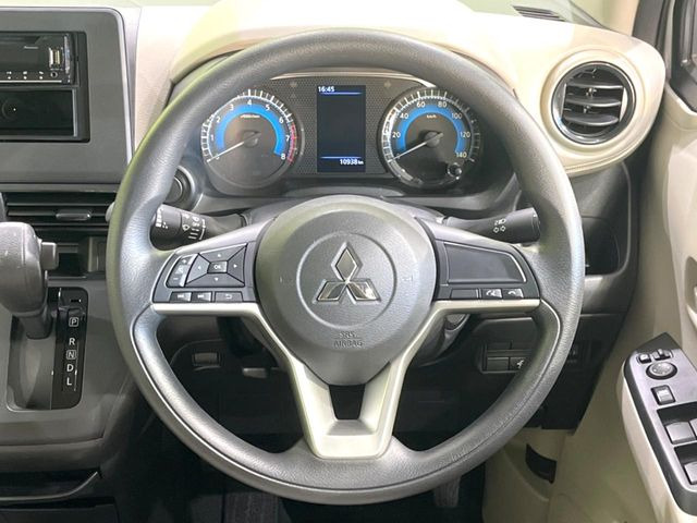 インテリアに合わせたデザインのステアリングは、運転される方のことも考え、運転しやすい形状、大きさです。是非一度、実際に触ってお確かめください。
