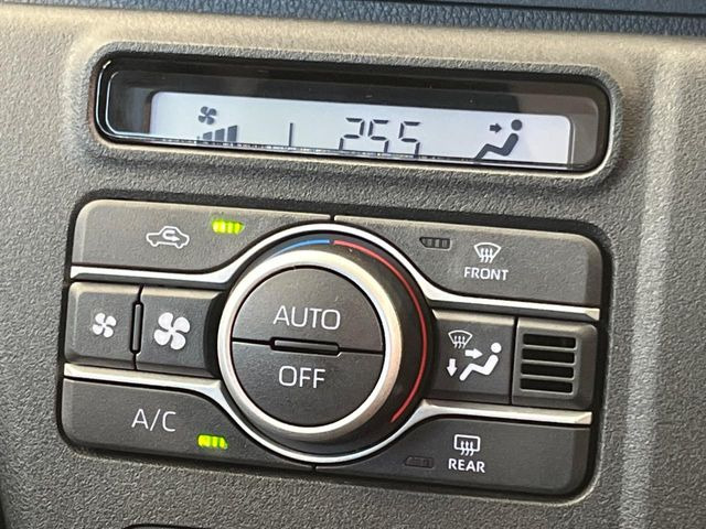 【オートエアコン】一度お好みの温度に設定すれば、車内の温度を検知し風量や温度を自動で調整。暑い&hellip;寒い&hellip;と何度もスイッチ操作をする必要はありません。快適な車内空間には必須の機能ですね♪