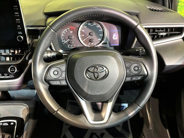 インテリアに合わせたデザインのステアリングは、運転される方のことも考え、運転しやすい形状、大きさです。是非一度、実際に触ってお確かめください。