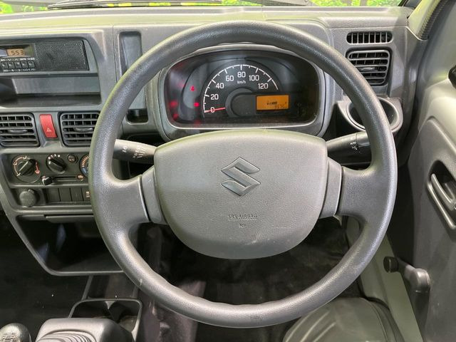 �C���e���A�ɍ��킹���f�U�C���̃X�e�A�����O�́A�^�]�������̂��Ƃ��l���A�^�]���₷���`��A�傫���ł��B�����x�A���ۂɐG���Ă��m���߂��������B