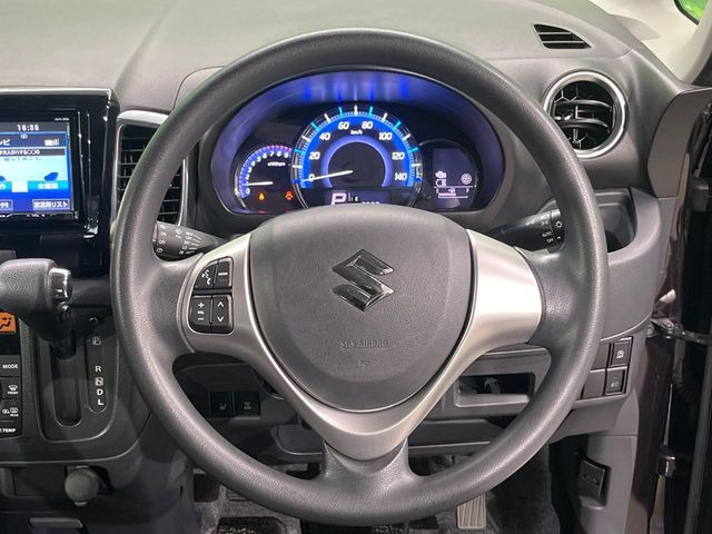 �C���e���A�ɍ��킹���f�U�C���̃X�e�A�����O�́A�^�]�������̂��Ƃ��l���A�^�]���₷���`��A�傫���ł��B�����x�A���ۂɐG���Ă��m���߂��������B
