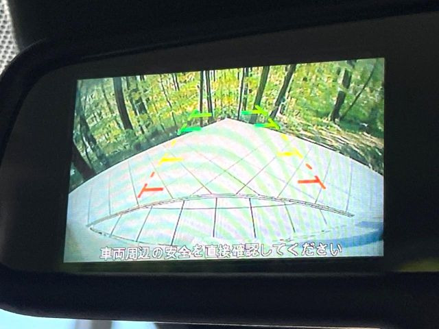 【バックカメラ】駐車時に後方がリアルタイム映像で確認できます。大型商業施設や立体駐車場での駐車時や、夜間のバック時に大活躍!運転スキルに関わらず、今や必須となった装備のひとつです!