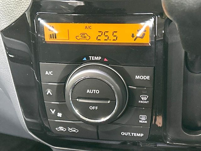 【オートエアコン】一度お好みの温度に設定すれば、車内の温度を検知し風量や温度を自動で調整。暑い&hellip;寒い&hellip;と何度もスイッチ操作をする必要はありません。快適な車内空間には必須の機能ですね♪