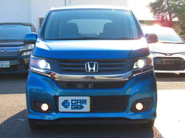 �N�₩�ȃu���[�̃{�f�B���ڂ�����NWGN�J�X�^��G�B�����ȃt�����g�t�F�C�X�Ɠ_���������C�g���X�^�C���b�V���ȑ��݊�������A�����̃h���C�u��S����y�������Ԃւƕς��Ă���܂��BCARGO���X�ł͑S��