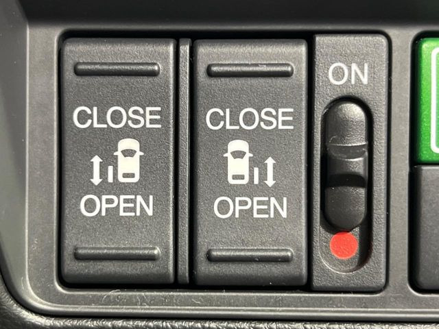 【両側パワースライドドア】スマートキーや運転席のスイッチで後席両側スライドドアの開閉が可能♪電動だから力を入れてドアを開ける必要が無く、小さなお子様でも簡単に開け閉めでき快適です♪