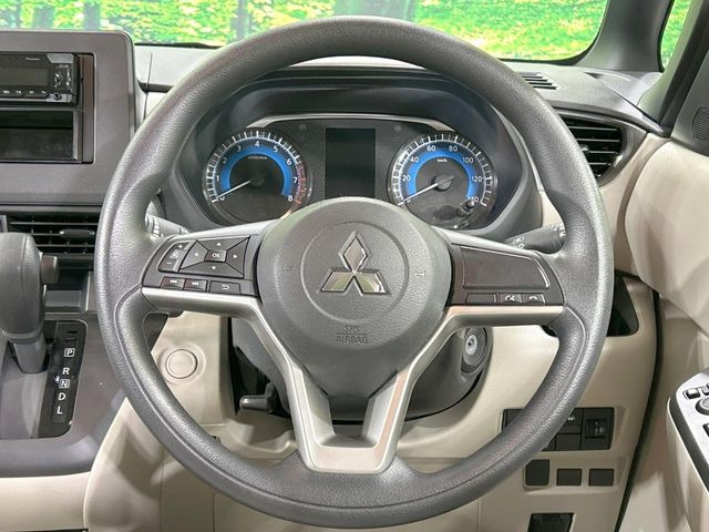 �C���e���A�ɍ��킹���f�U�C���̃X�e�A�����O�́A�^�]�������̂��Ƃ��l���A�^�]���₷���`��A�傫���ł��B�����x�A���ۂɐG���Ă��m���߂��������B