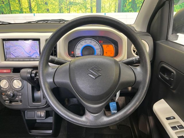 �C���e���A�ɍ��킹���f�U�C���̃X�e�A�����O�́A�^�]�������̂��Ƃ��l���A�^�]���₷���`��A�傫���ł��B�����x�A���ۂɐG���Ă��m���߂��������B
