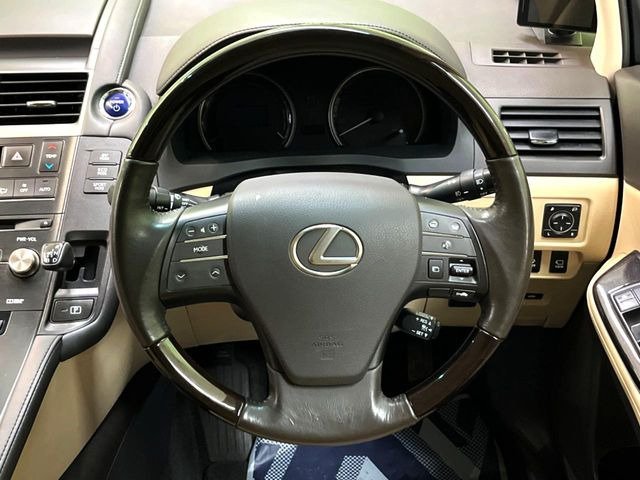 �C���e���A�ɍ��킹���f�U�C���̃X�e�A�����O�́A�^�]�������̂��Ƃ��l���A�^�]���₷���`��A�傫���ł��B�����x�A���ۂɐG���Ă��m���߂��������B