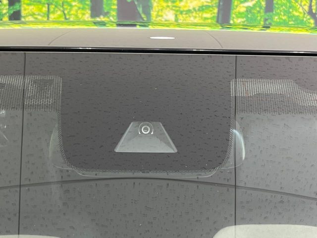 【ホンダセンシング】走行中に前方の車両等を認識し、衝突しそうな時は警報とブレーキで衝突回避と被害軽減をアシスト。より安全にドライブをお楽しみいただけます。