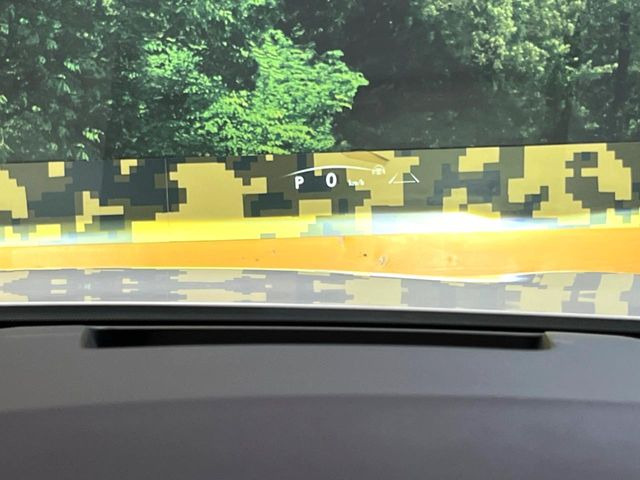 【ヘッドアップディスプレイ】現在の速度や走行情報をデジタル表示で運転席前方のガラスに投影!運転中、目線をずらさず必要な情報を確認できるのでとっても便利で安心!