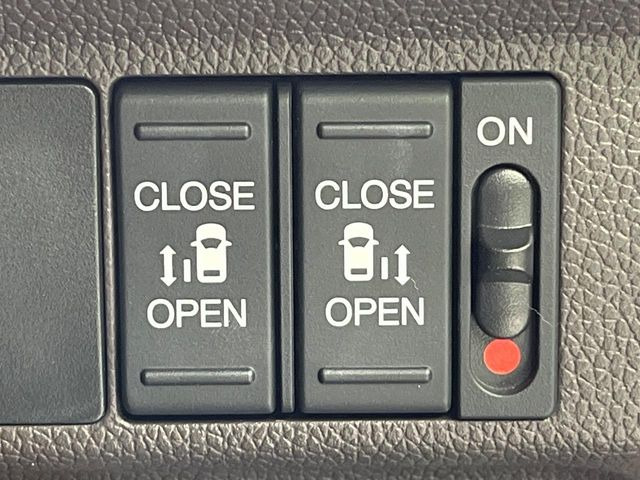 【両側パワースライドドア】スマートキーや運転席のスイッチで後席両側スライドドアの開閉が可能♪電動だから力を入れてドアを開ける必要が無く、小さなお子様でも簡単に開け閉めでき快適です♪