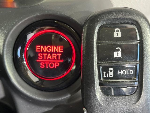 �yHonda�X�}�[�g�L�[�z�J�o����|�P�b�g�ɓ��ꂽ�܂܂ł��h�A�̎{���E�������\�ȃX�}�[�g�L�[�𑕔��B�G���W���̃I���E�I�t�����J�M�����o���K�v����������Ƃ��Ă��֗��ł���