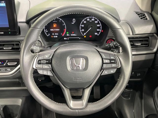 �C���e���A�ɍ��킹���f�U�C���̃X�e�A�����O�́A�^�]�������̂��Ƃ��l���A�^�]���₷���`��A�傫���ł��B�����x�A���ۂɐG���Ă��m���߂��������B