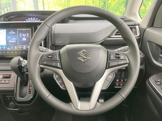 �C���e���A�ɍ��킹���f�U�C���̃X�e�A�����O�́A�^�]�������̂��Ƃ��l���A�^�]���₷���`��A�傫���ł��B�����x�A���ۂɐG���Ă��m���߂��������B