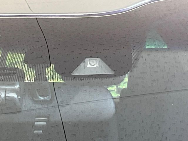 【ホンダセンシング】走行中に前方の車両等を認識し、衝突しそうな時は警報とブレーキで衝突回避と被害軽減をアシスト。より安全にドライブをお楽しみいただけます。