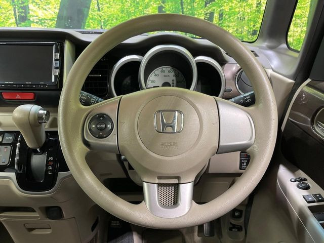 �C���e���A�ɍ��킹���f�U�C���̃X�e�A�����O�́A�^�]�������̂��Ƃ��l���A�^�]���₷���`��A�傫���ł��B�����x�A���ۂɐG���Ă��m���߂��������B