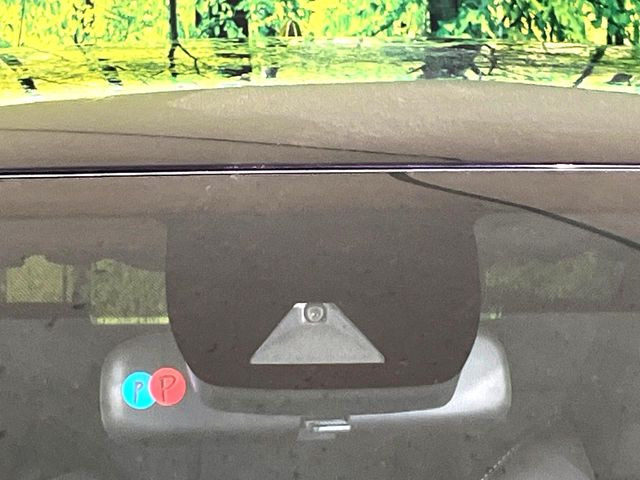 【トヨタセーフティセンス】走行中に前方の車両等を認識し、衝突しそうな時は警報とブレーキで衝突回避と被害軽減をアシスト。より安全にドライブをお楽しみいただけます。