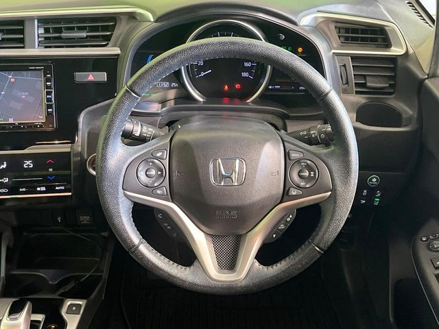 �C���e���A�ɍ��킹���f�U�C���̃X�e�A�����O�́A�^�]�������̂��Ƃ��l���A�^�]���₷���`��A�傫���ł��B�����x�A���ۂɐG���Ă��m���߂��������B