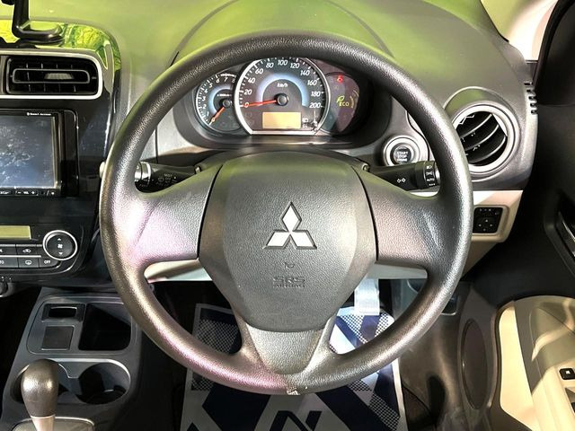 �C���e���A�ɍ��킹���f�U�C���̃X�e�A�����O�́A�^�]�������̂��Ƃ��l���A�^�]���₷���`��A�傫���ł��B�����x�A���ۂɐG���Ă��m���߂��������B