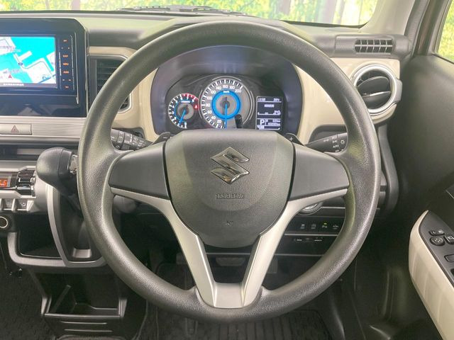 �C���e���A�ɍ��킹���f�U�C���̃X�e�A�����O�́A�^�]�������̂��Ƃ��l���A�^�]���₷���`��A�傫���ł��B�����x�A���ۂɐG���Ă��m���߂��������B