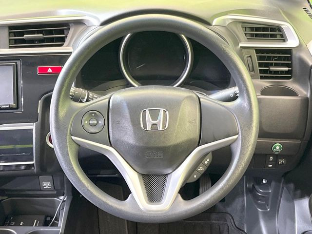 �C���e���A�ɍ��킹���f�U�C���̃X�e�A�����O�́A�^�]�������̂��Ƃ��l���A�^�]���₷���`��A�傫���ł��B�����x�A���ۂɐG���Ă��m���߂��������B