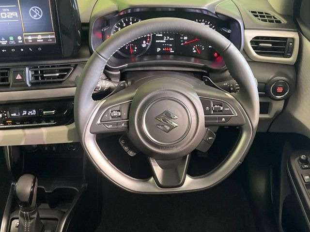 �C���e���A�ɍ��킹���f�U�C���̃X�e�A�����O�́A�^�]�������̂��Ƃ��l���A�^�]���₷���`��A�傫���ł��B�����x�A���ۂɐG���Ă��m���߂��������B