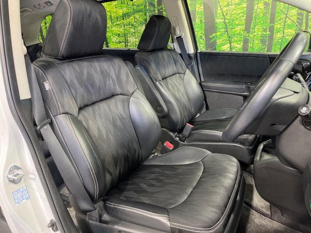 運転席まわりには十分なスペースがあり、大柄な方でもゆったり運転していただける環境です。