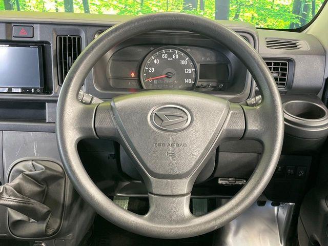 �C���e���A�ɍ��킹���f�U�C���̃X�e�A�����O�́A�^�]�������̂��Ƃ��l���A�^�]���₷���`��A�傫���ł��B�����x�A���ۂɐG���Ă��m���߂��������B