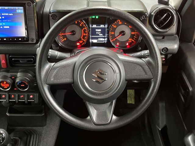 �C���e���A�ɍ��킹���f�U�C���̃X�e�A�����O�́A�^�]�������̂��Ƃ��l���A�^�]���₷���`��A�傫���ł��B�����x�A���ۂɐG���Ă��m���߂��������B