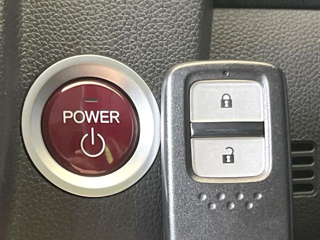 �yHonda�X�}�[�g�L�[�z�J�o����|�P�b�g�ɓ��ꂽ�܂܂ł��h�A�̎{���E�������\�ȃX�}�[�g�L�[�𑕔��B�G���W���̃I���E�I�t�����J�M�����o���K�v����������Ƃ��Ă��֗��ł���